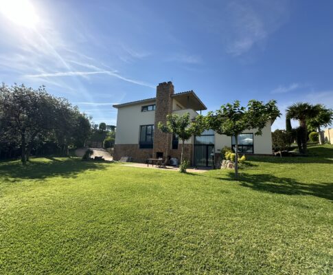 CASA DE LUJO EN EL ALT EMPORDÀ CON PISCINA INTERIOR CLIMATIZADA Y 1.500m2 DE TERRENO