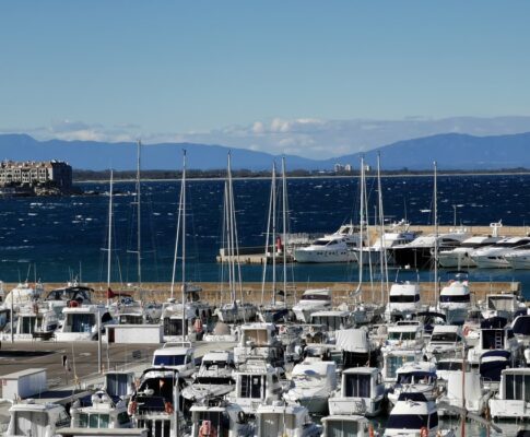 ESTUDI A PRIMERA LINIA AMB AMPLIA TERRASSA, GARATGE TANCAT I PISCINA COMUNITARIA